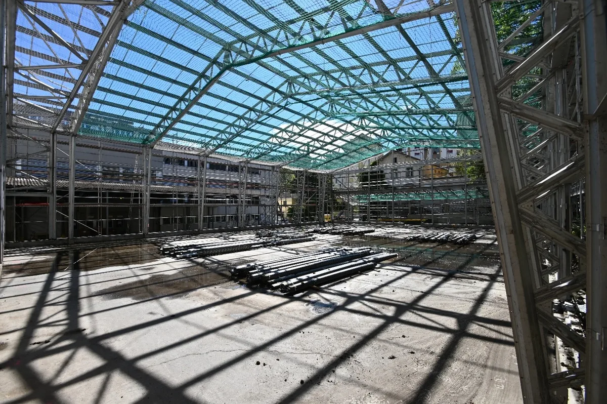 Rohgerüst der Polynormhalle beim Rückbau in Freiburg. Man sieht das Gerüst einer Polynormhalle beim Abbau.